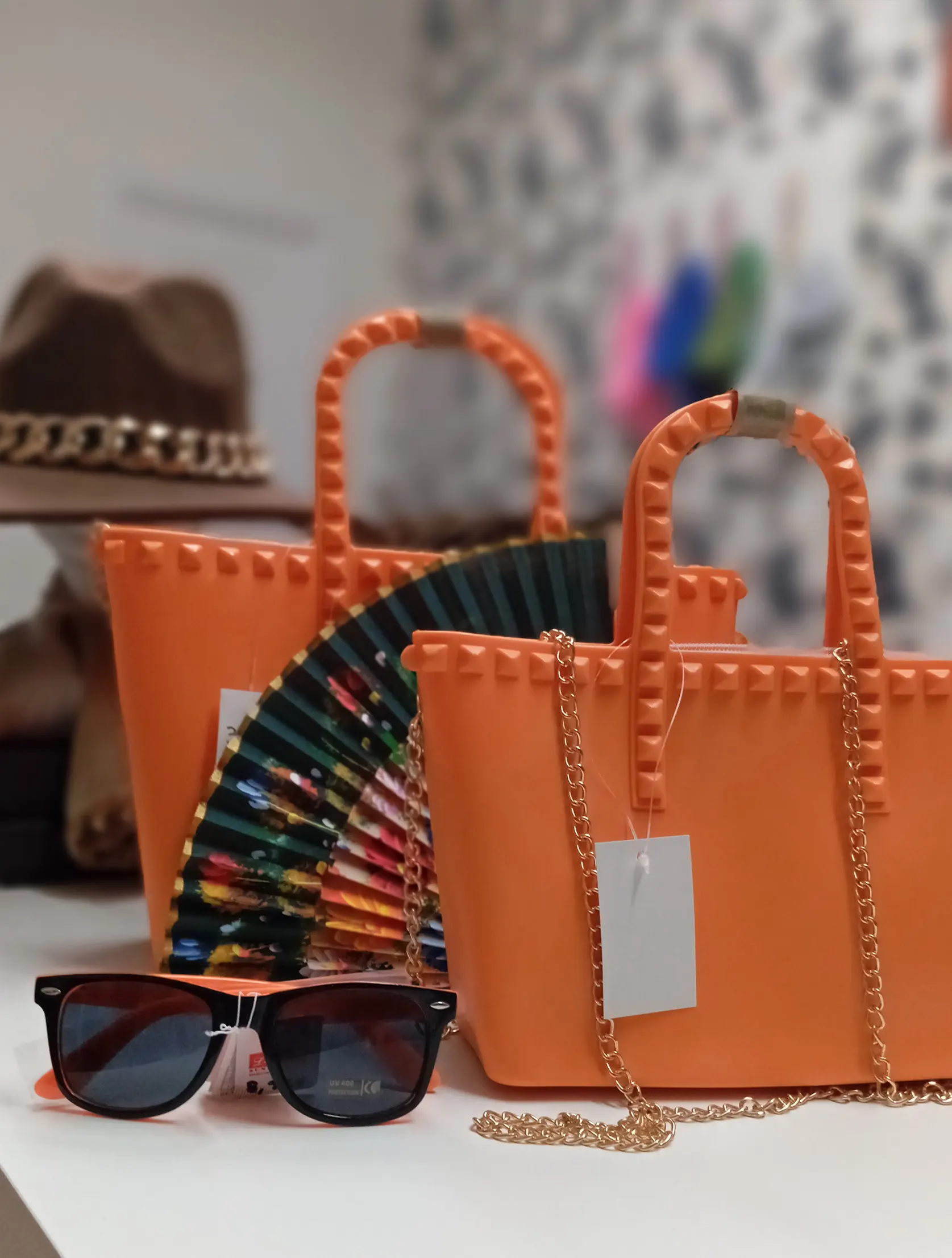 Imagen bolsos naranja con tachuelas