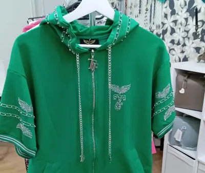 Conjunto de chandal con pedrería