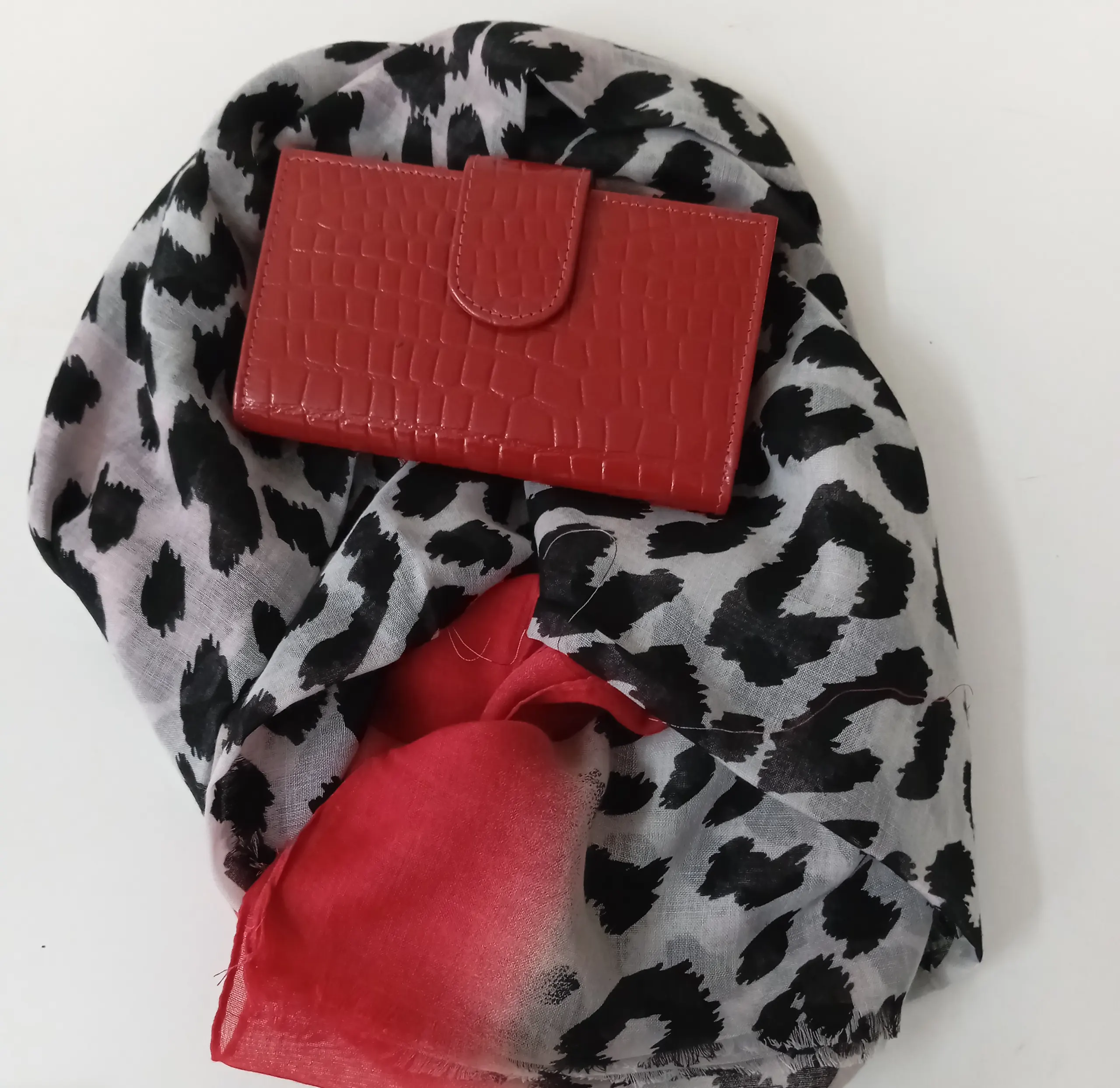 Imagen galería pañuelo con cartera roja