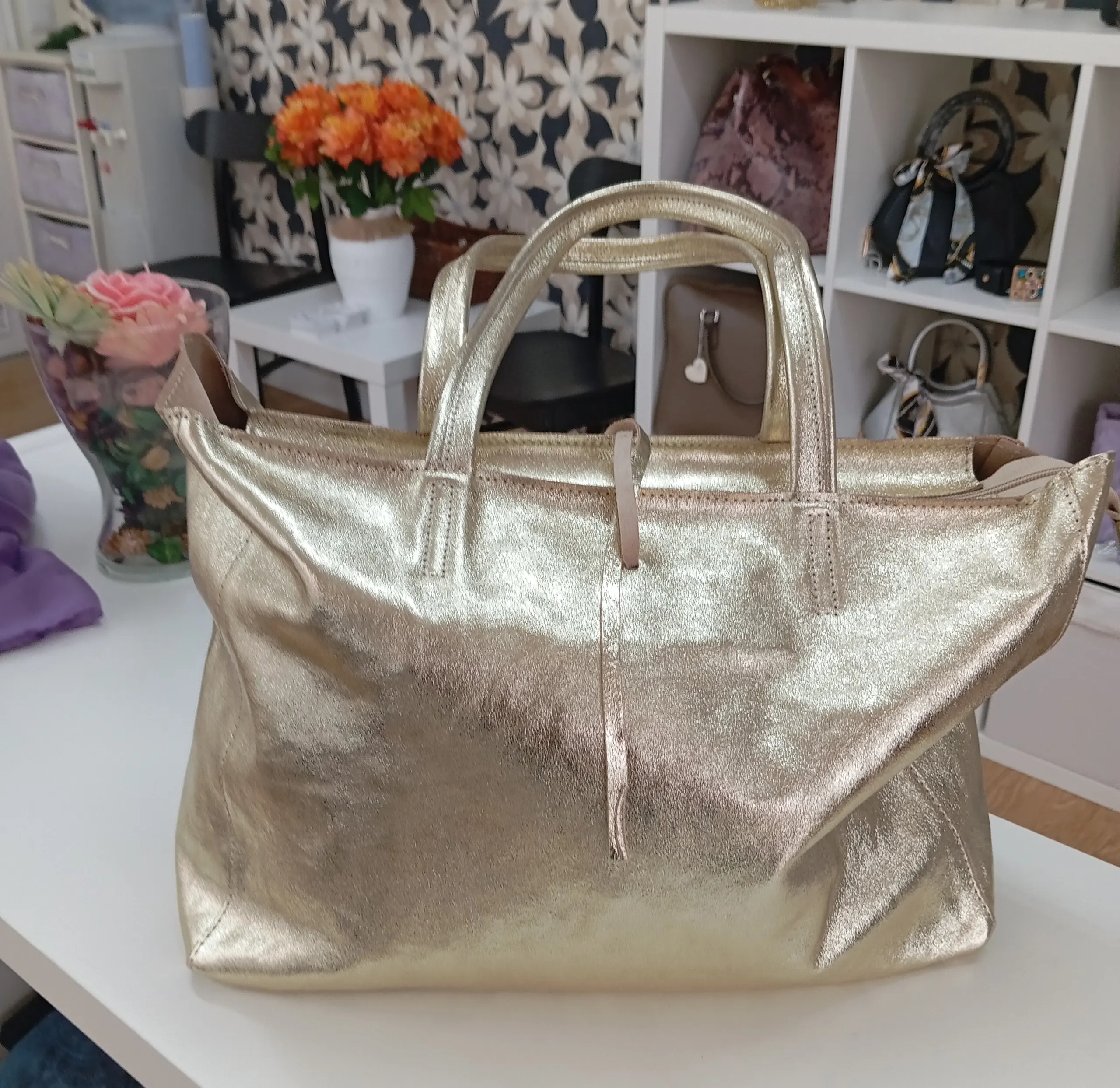 Imagen galería bolso dorado