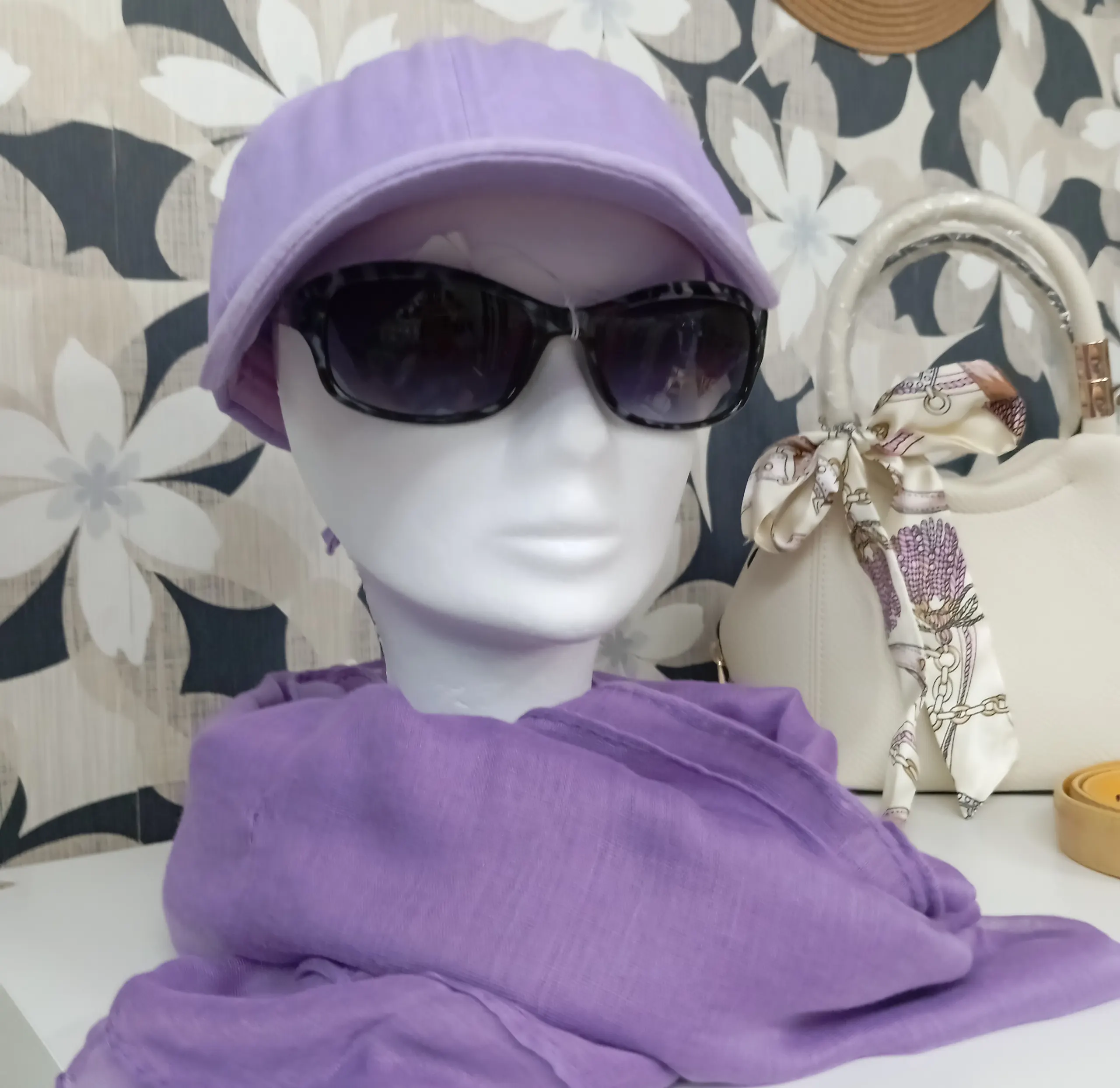 Imagen galería gorro y pañuelo morados