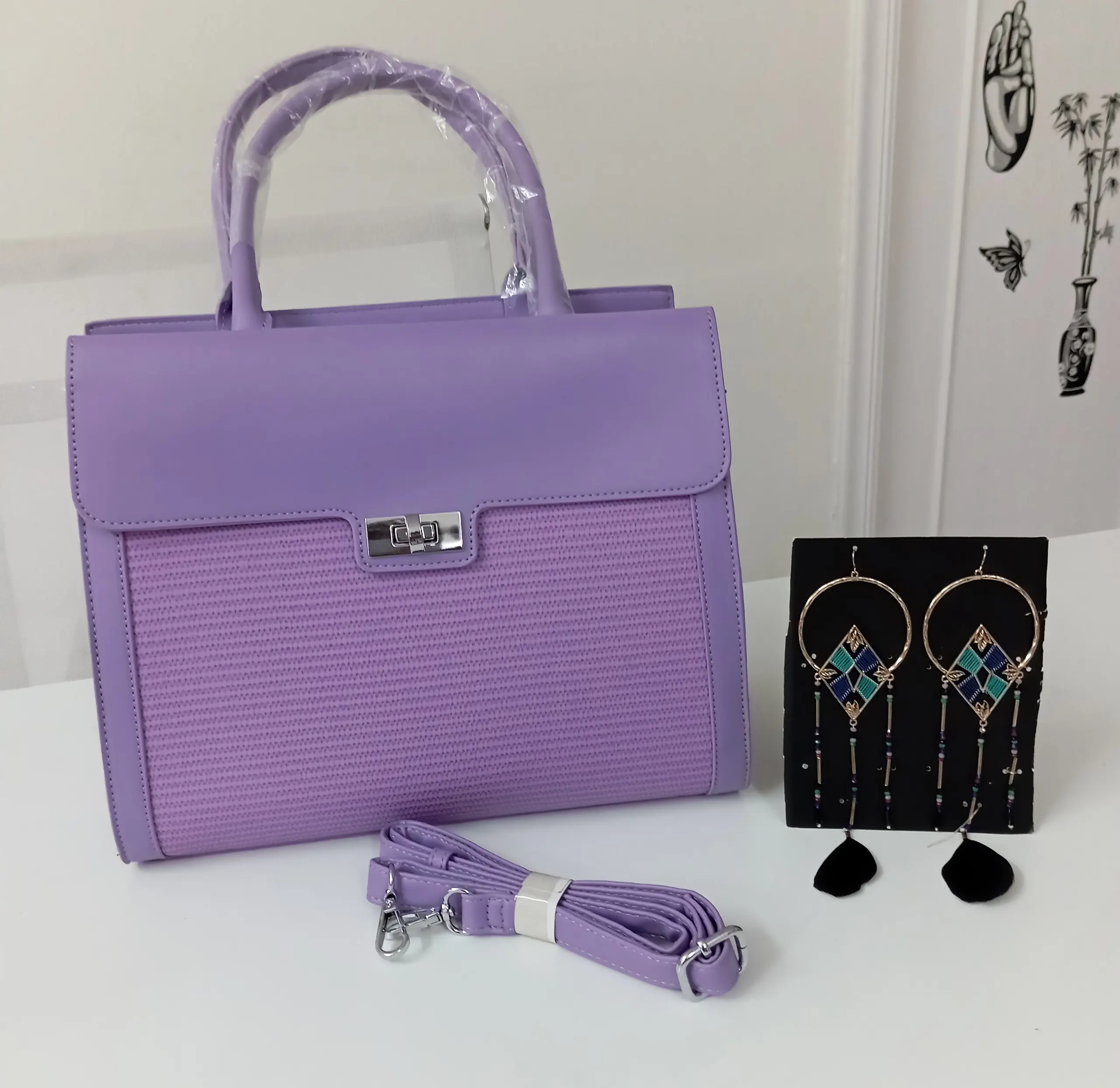 Imagen galería bolso morado con pendientes a conjunto