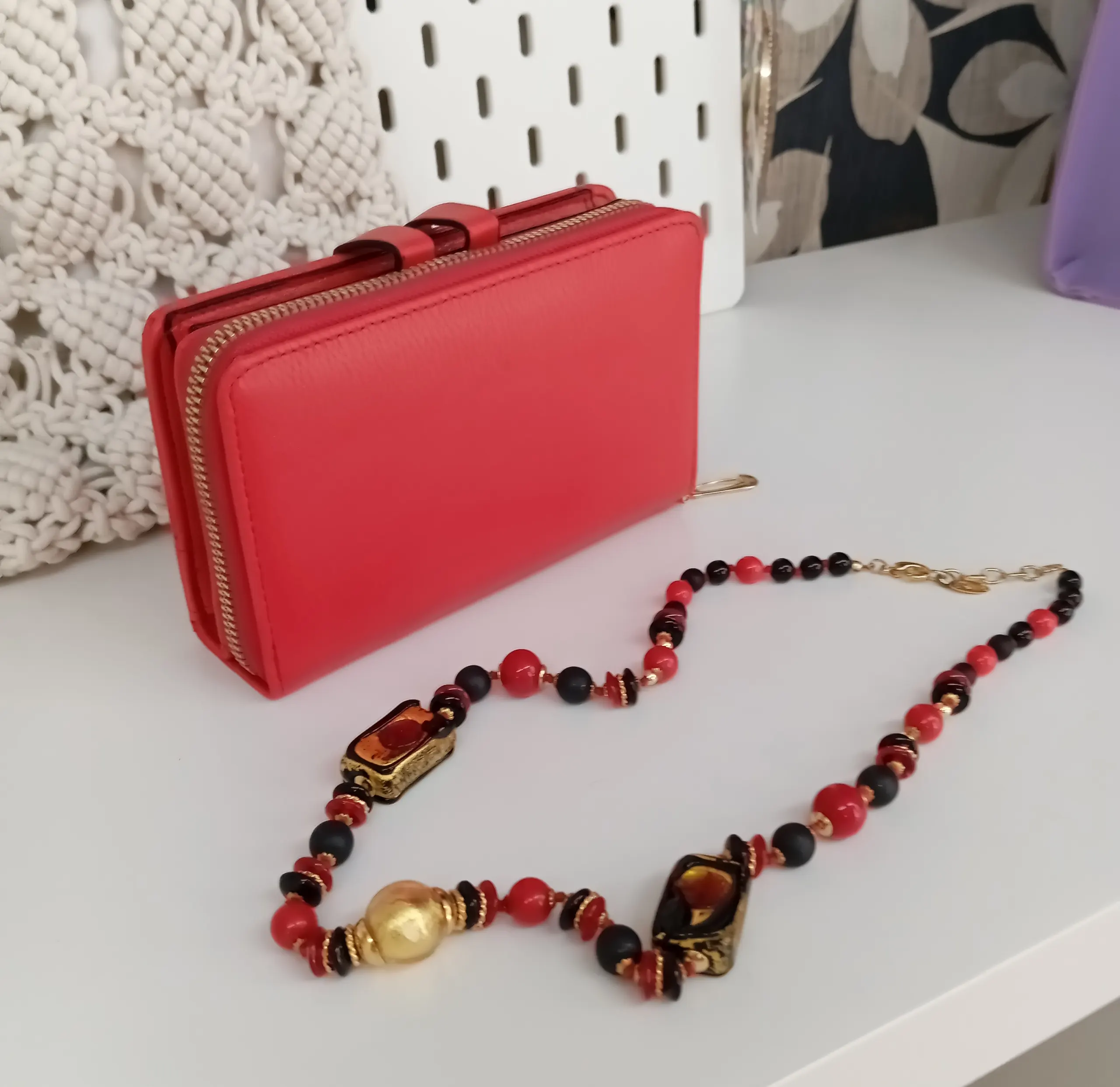 Imagen galería collar y cartera roja