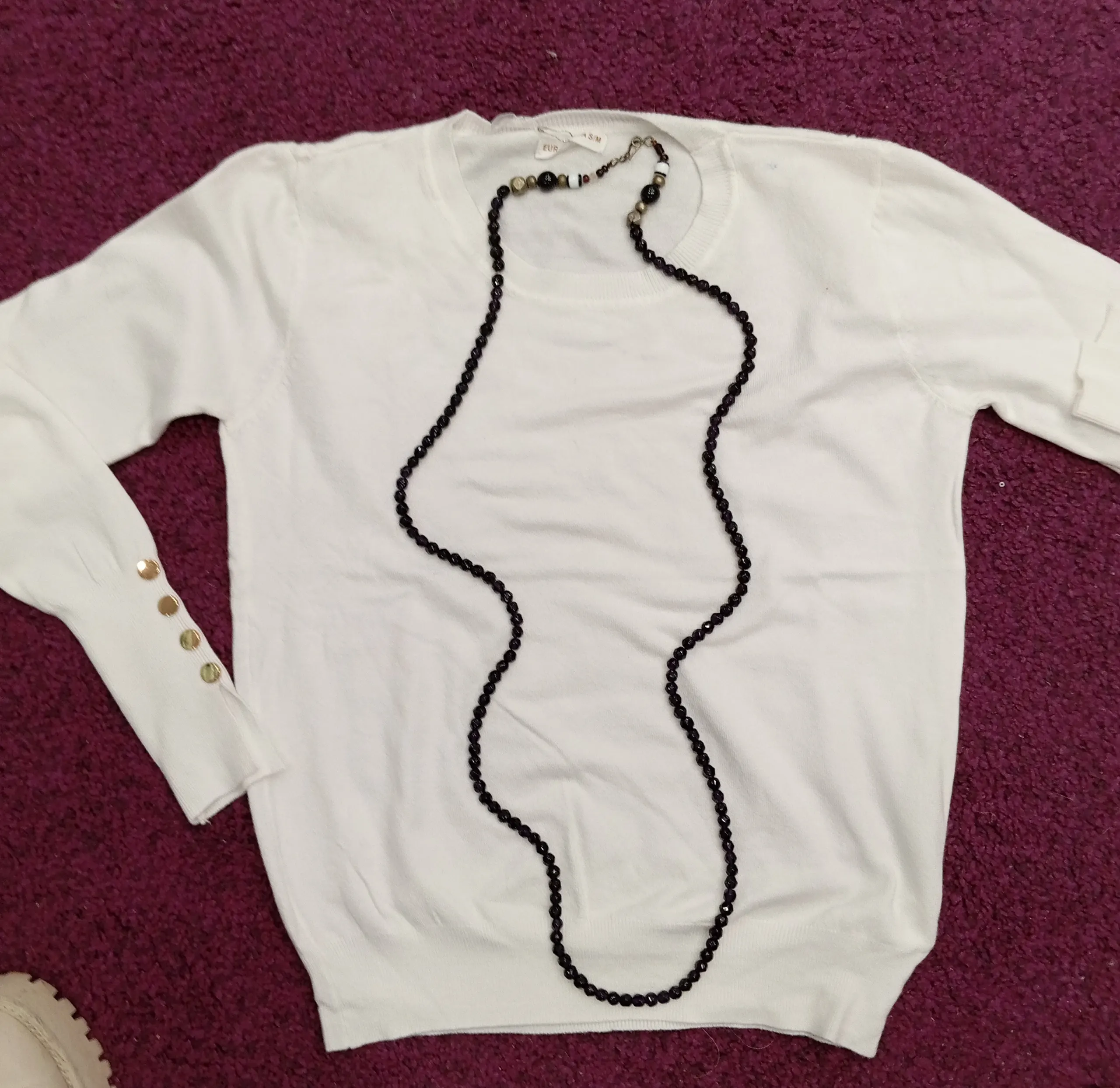 Imagen galería jersey blanco con collar de cuentas negras