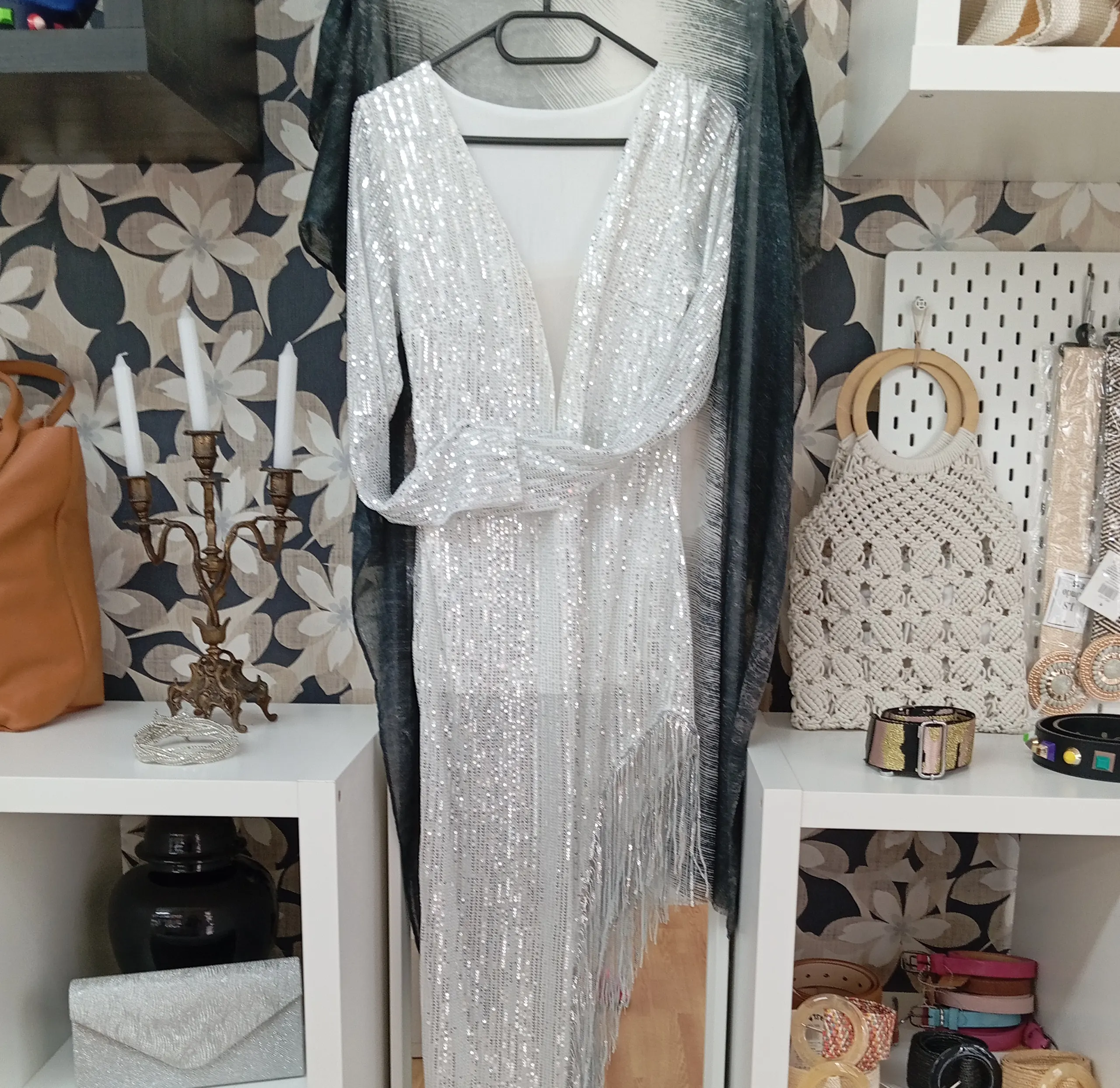 Imagen galería vestido lentejuelas plateadas de fiesta